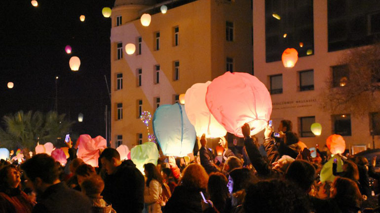 Χιλιάδες Βολιώτες έστειλαν με τα φαναράκια τις ευχές τους στην παραλία της πόλης